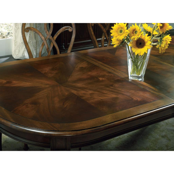 Hooker Furniture Leesburg Extendable Dining Table with Two 18'' Leaves